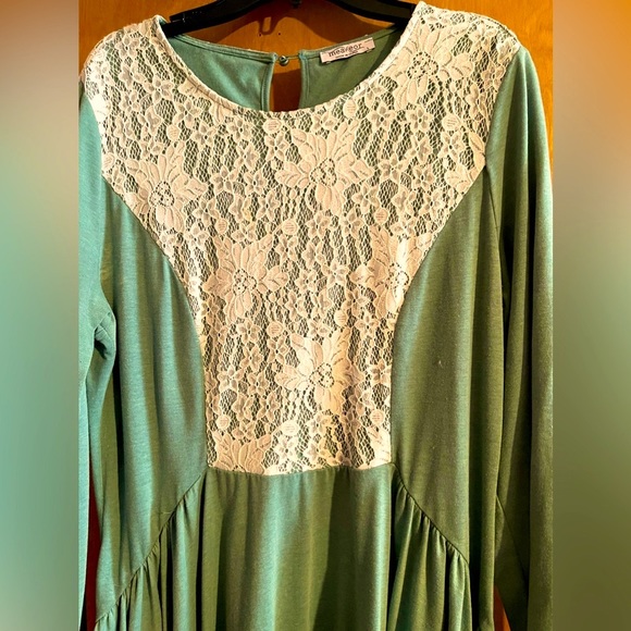 ❤️Asymmetrical Dress❤️Stunningly Beautiful❤️Women’s size Large❤️Lace & Pleats - Picture 2 of 4